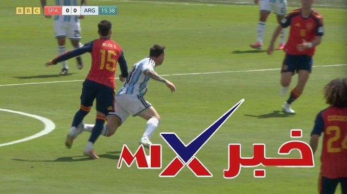 اول خطأ على ميسي في المباراة ارتكبه بايينا لاعب اسبانيا