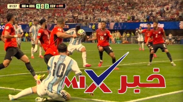 نجح كريستيان روميرو C. Romero في تسجيل هدف